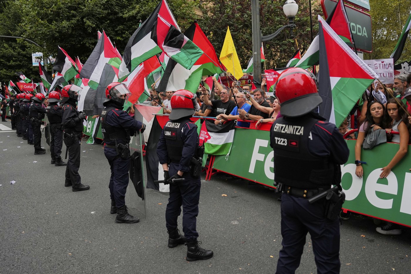 Spanish Vuelta stage cut short because of disruption by pro-Palestinian protesters near finish line | iNFOnews.ca Spanish Vuelta stage cut short because of disruption by pro-Palestinian protesters near finish line | iNFOnews.ca