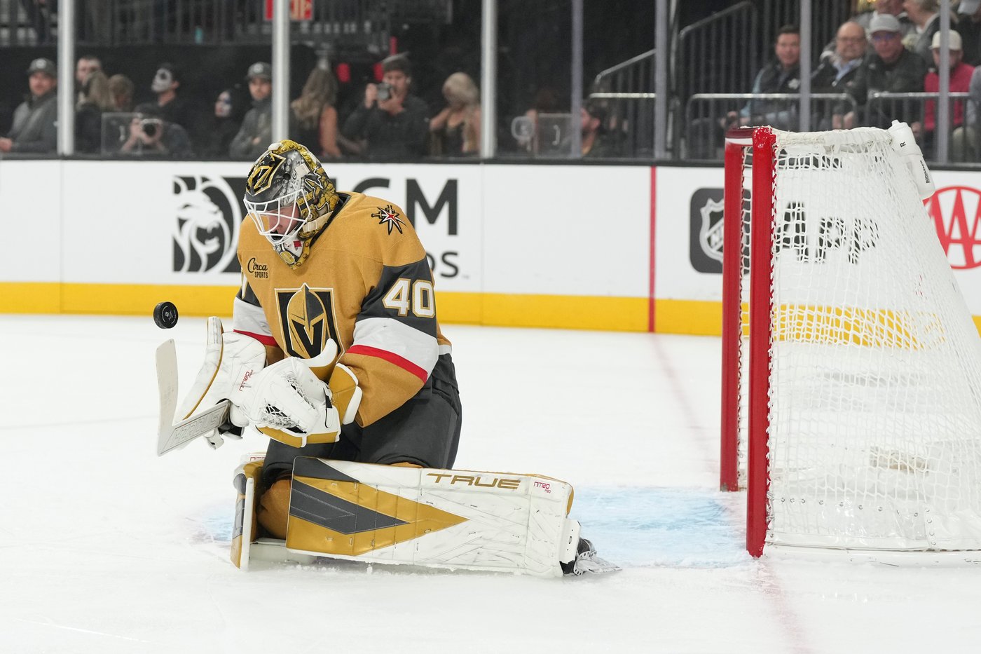 Schmid makes 24 saves, Barbashev scores in Golden Knights' 1-0 victory over Red Wings | iNFOnews.ca