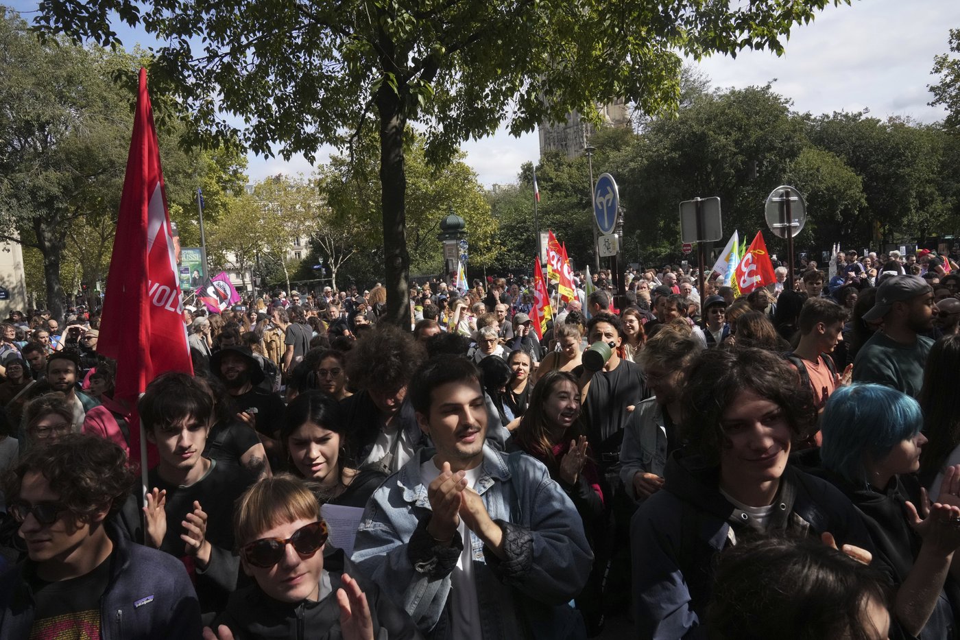 Protesters block roads and start fires across France to challenge the new prime minister, in photos | iNFOnews.ca