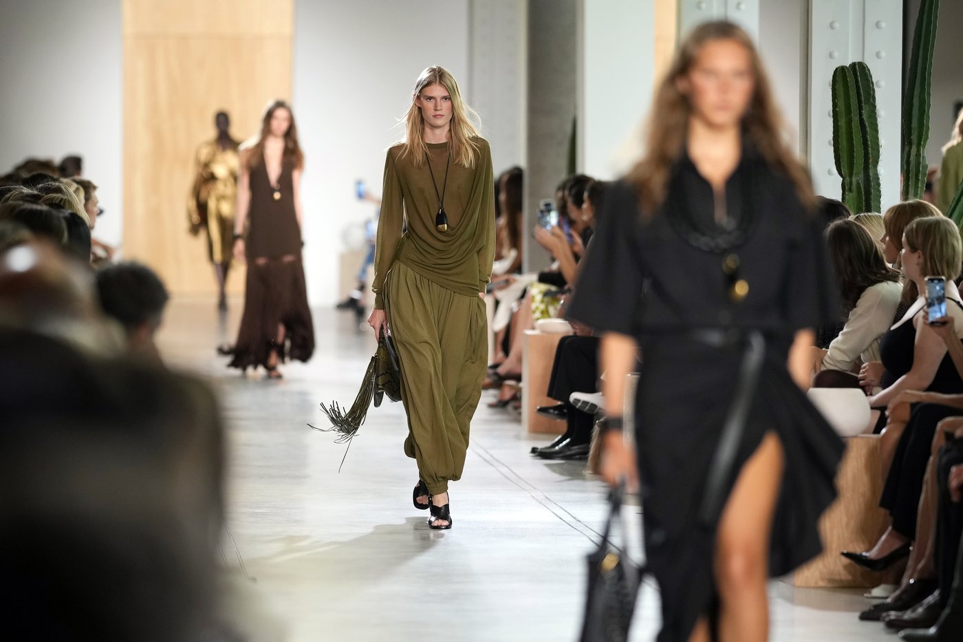 Michael Kors' style and wearability attract starry crowd at his New York Fashion Week show | iNFOnews.ca Michael Kors' style and wearability attract starry crowd at his New York Fashion Week show | iNFOnews.ca