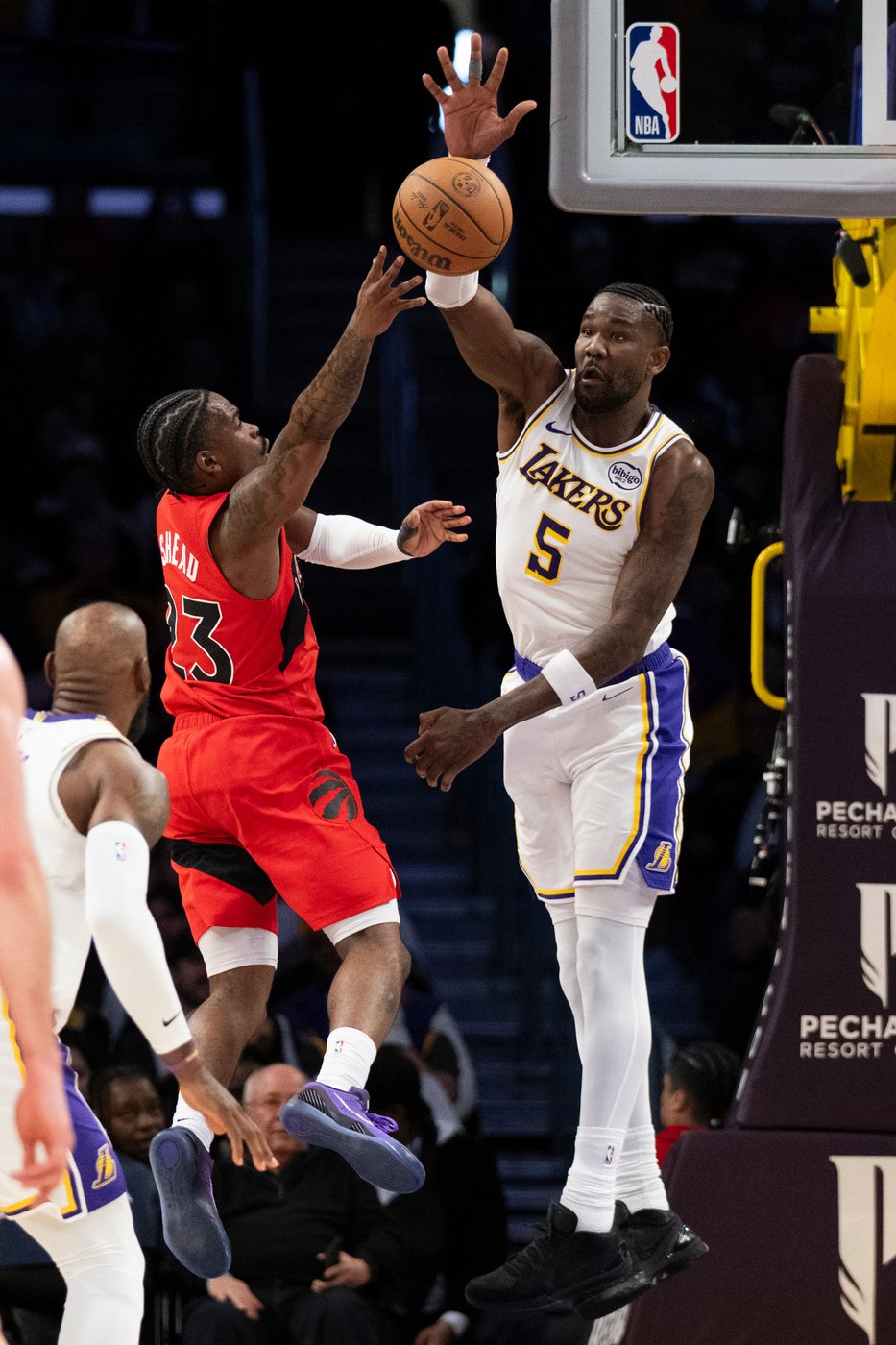 Deandre Ayton makes Lakers history while making 10 shots without a miss in win over Toronto | iNFOnews.ca