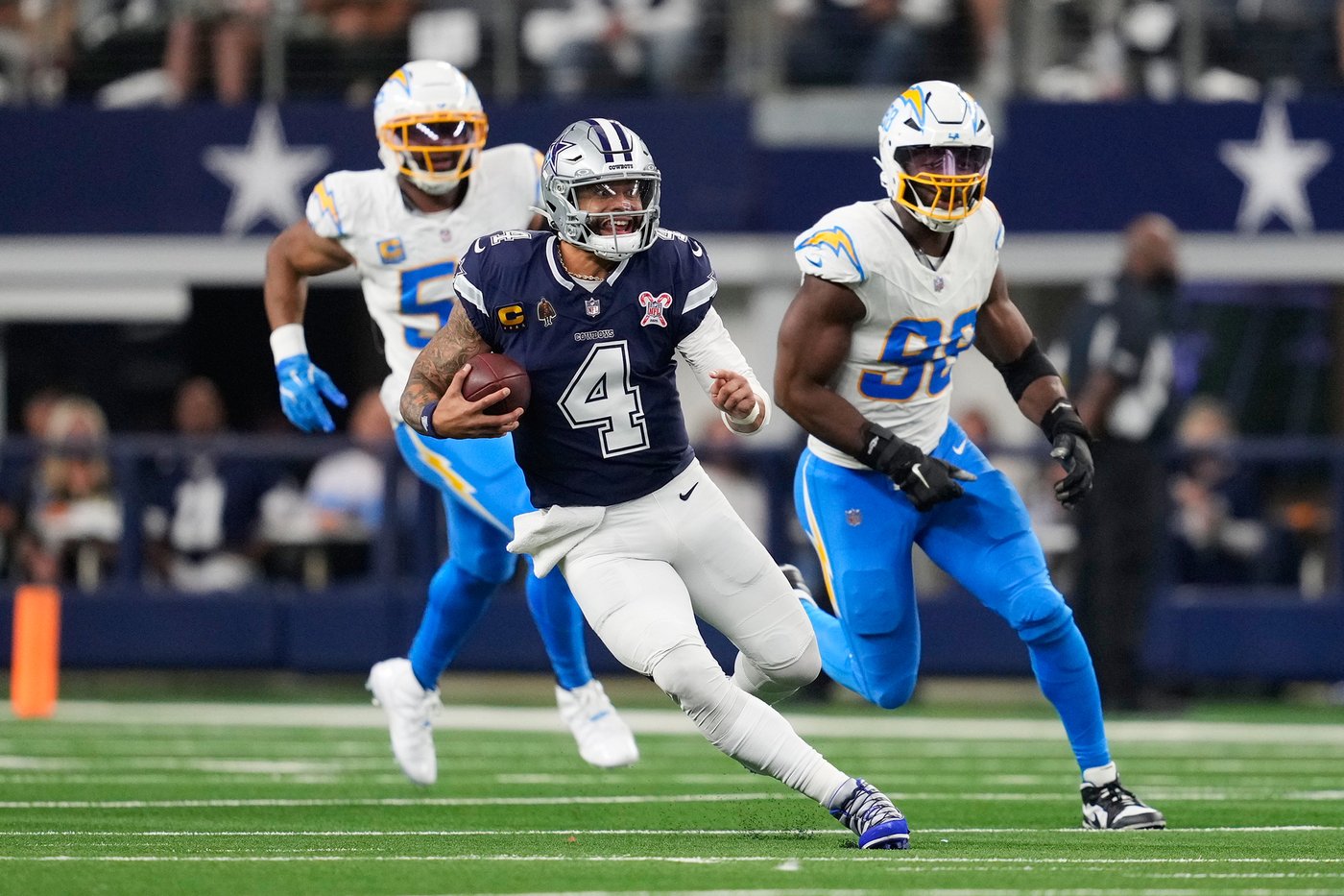 Justin Herbert keeps Chargers rolling toward playoffs with 34-17 win over Cowboys | iNFOnews.ca