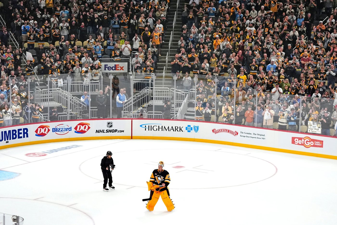 Marc-Andre Fleury receives emotional farewell in final game with Penguins | iNFOnews.ca