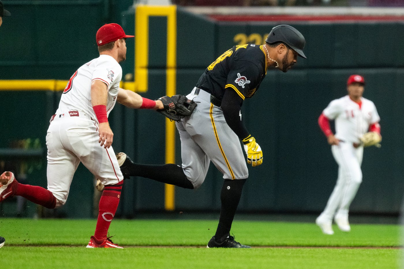 Pirates top Reds 4-3 in 11 innings, prevent Cincinnati from gaining ground in NL wild-card race | iNFOnews.ca