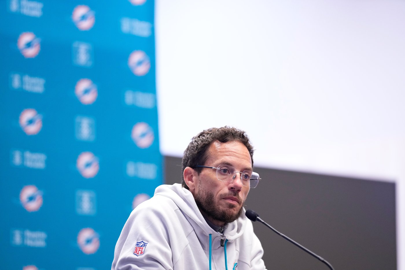 Dan Quinn praises Mike McDaniel's sobriety journey ahead of their first meeting as head coaches | iNFOnews.ca