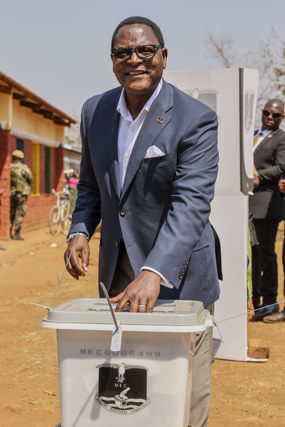 Malawi counts votes in a presidential election where economic turmoil was the top issue | iNFOnews.ca