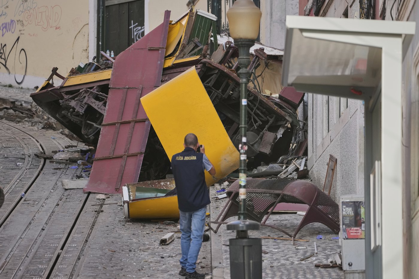 Death toll in Lisbon streetcar crash rises to 17 | iNFOnews.ca Death toll in Lisbon streetcar crash rises to 17 | iNFOnews.ca