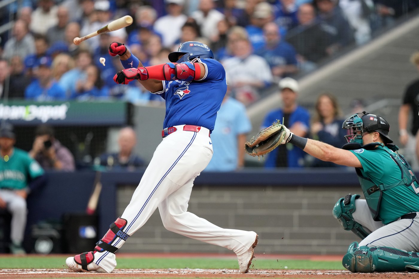 Photo Gallery: Mariners beat Jays 10-3, lead ALCS 2-0 | iNFOnews.ca