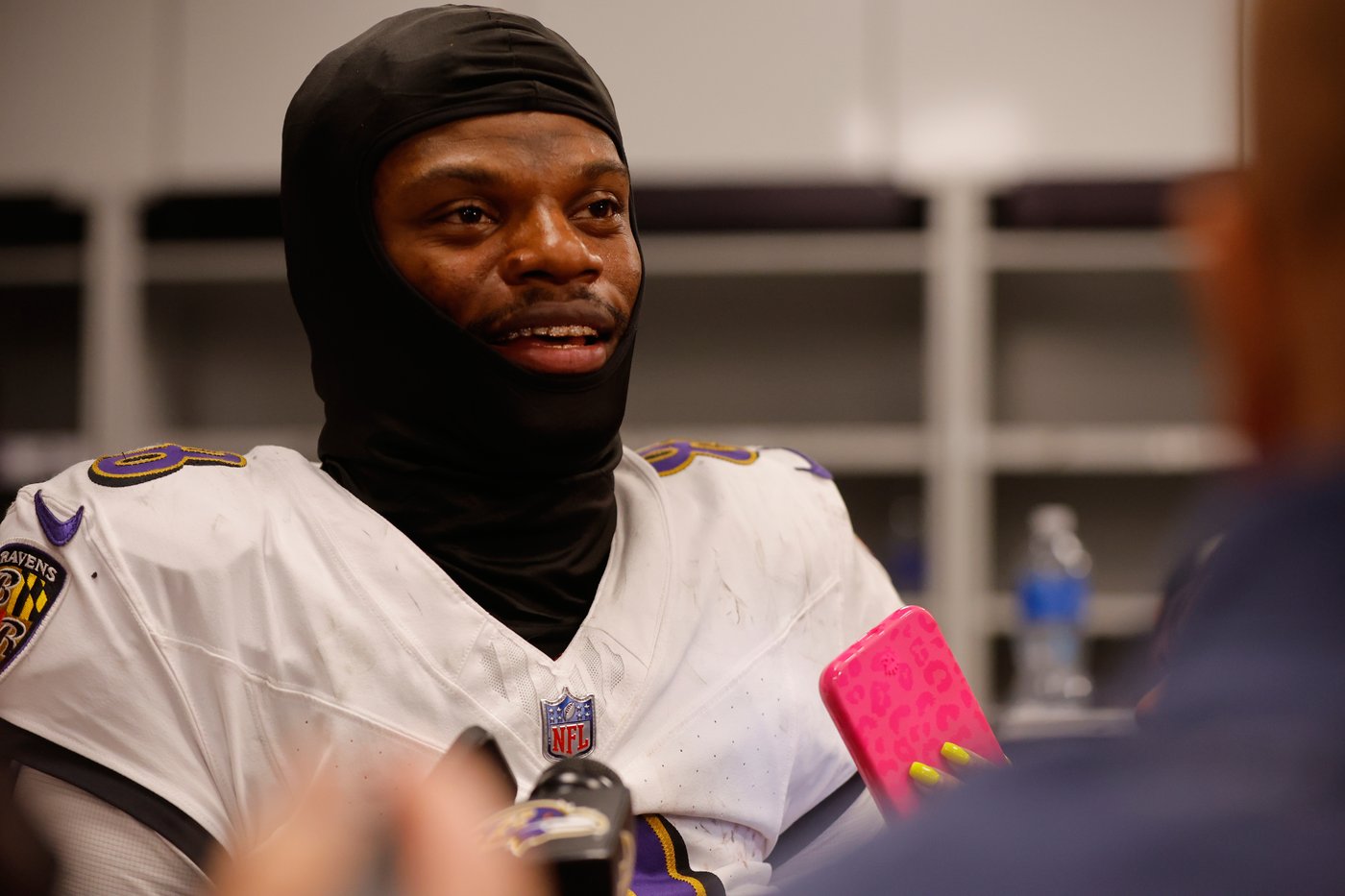 Lamar Jackson returns to practice for the Ravens after missing Wednesday's session with a knee issue | iNFOnews.ca