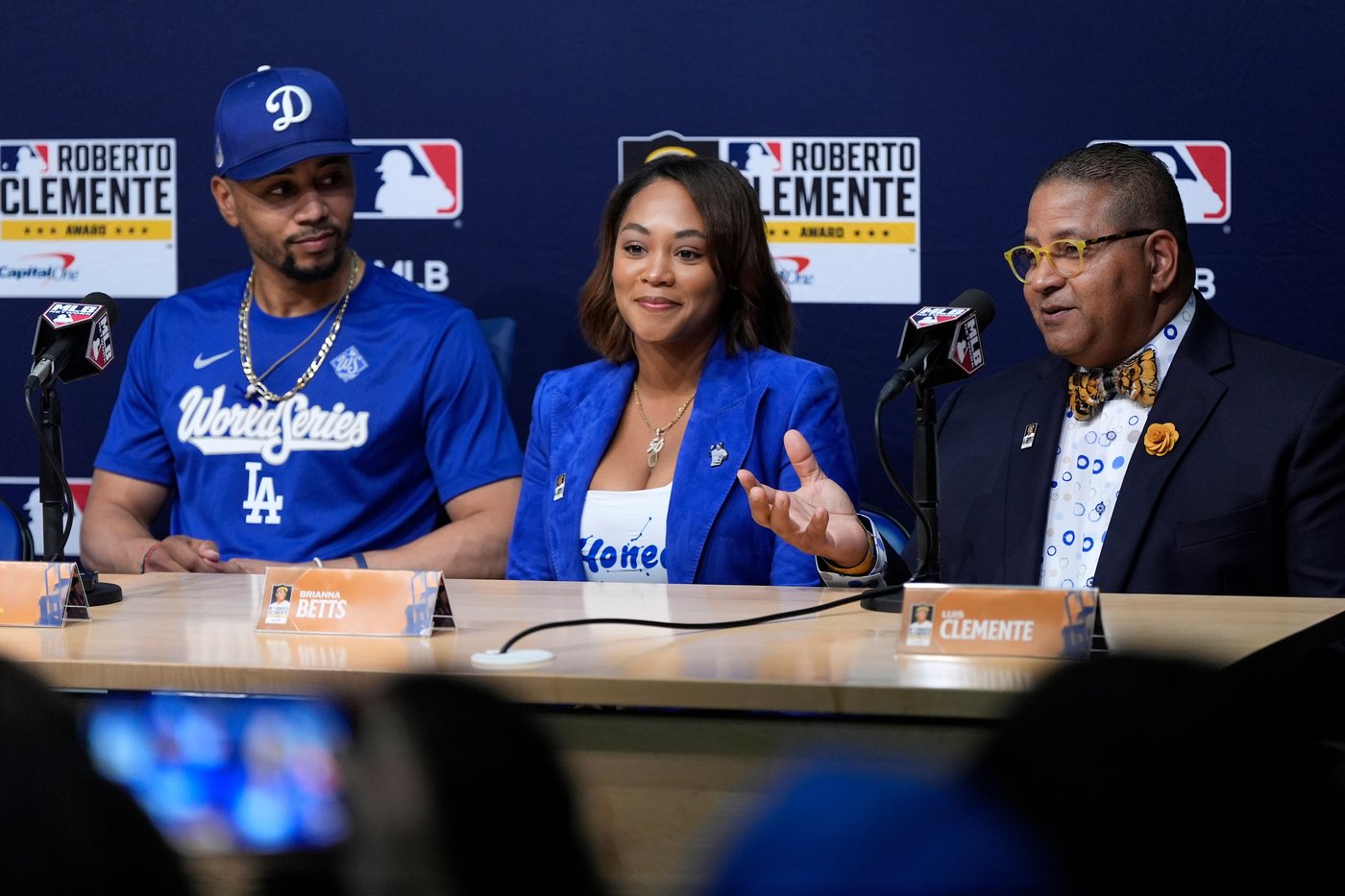 Dodgers' Mookie Betts wins Roberto Clemente Award for humanitarian work | iNFOnews.ca Dodgers' Mookie Betts wins Roberto Clemente Award for humanitarian work | iNFOnews.ca