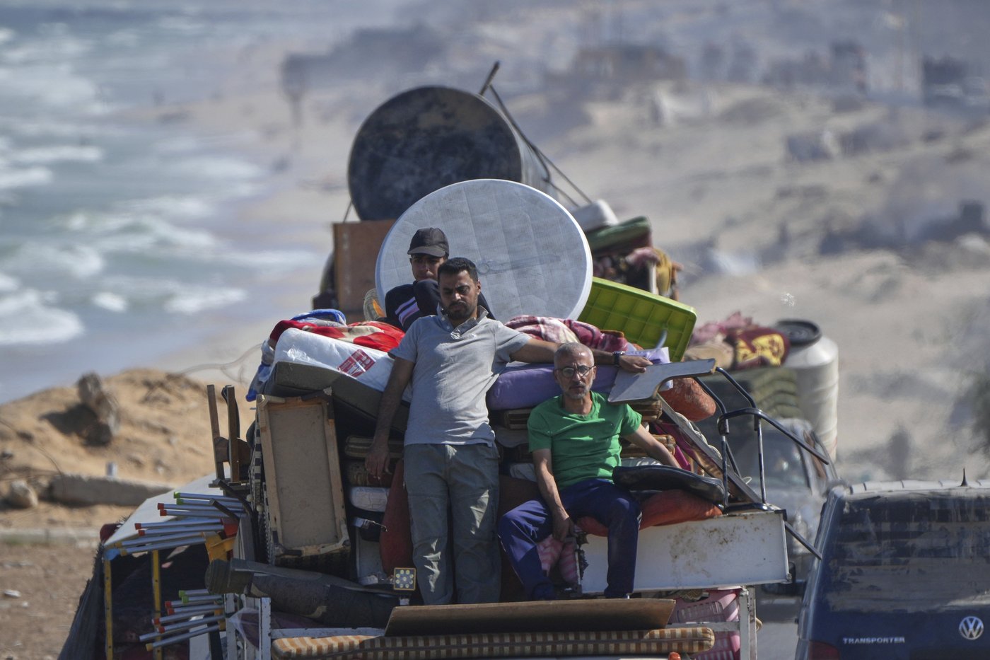 Photos of thousands of Palestinians fleeing Gaza City as Israel begins ground offensive | iNFOnews.ca