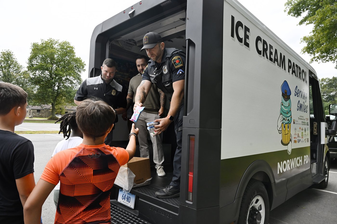 Freeze! Police ice cream trucks seek to portray officers in a positive light | iNFOnews.ca Freeze! Police ice cream trucks seek to portray officers in a positive light | iNFOnews.ca