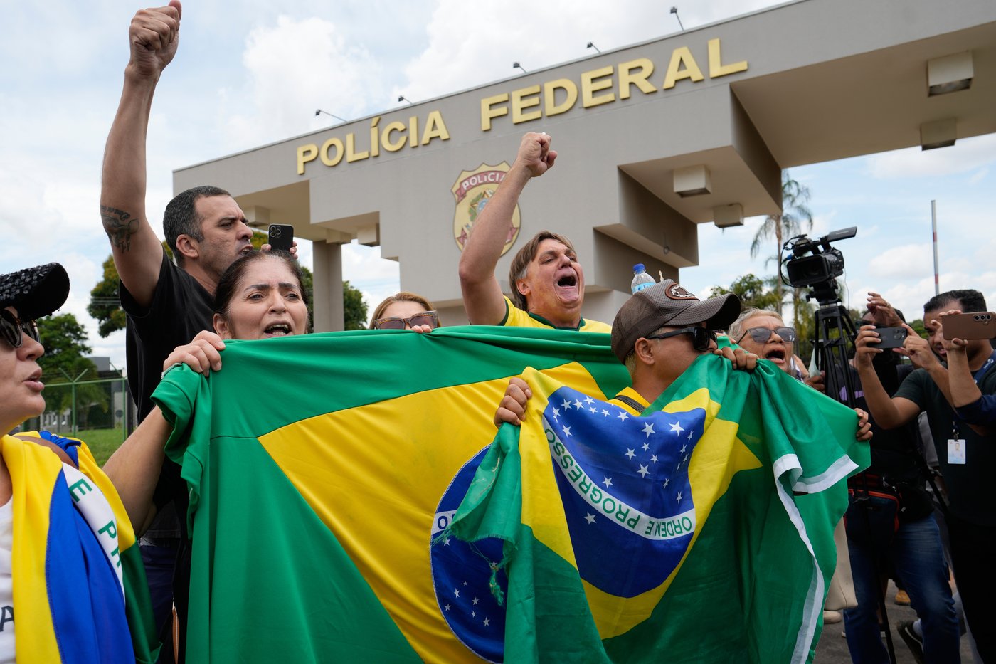 Brazil's ex-president Bolsonaro arrested over alleged plot to escape and avoid 27-year prison term | iNFOnews.ca