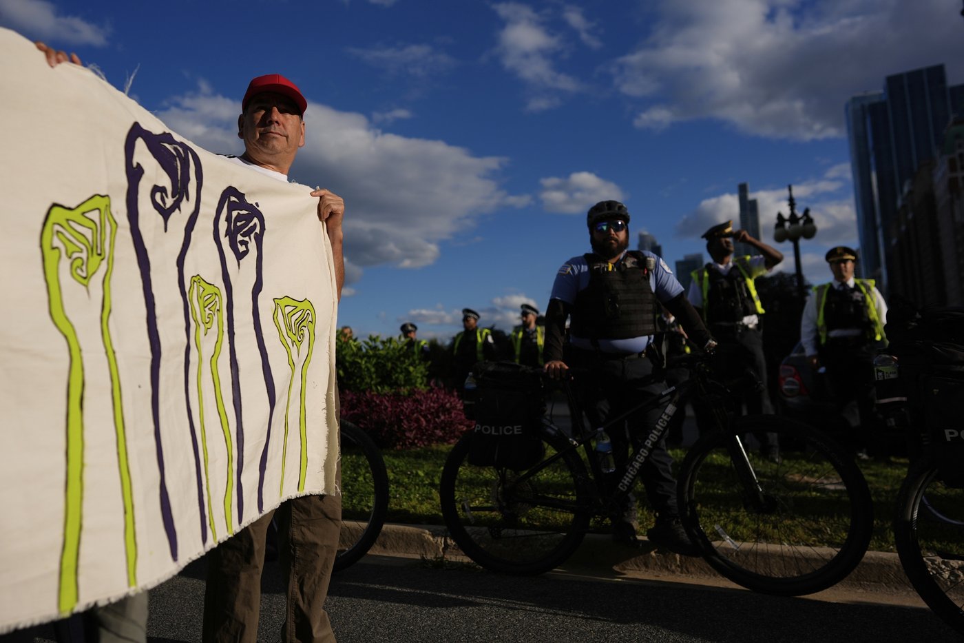 Photos capture Chicagoans’ protest against ICE and Trump’s intervention plans | iNFOnews.ca