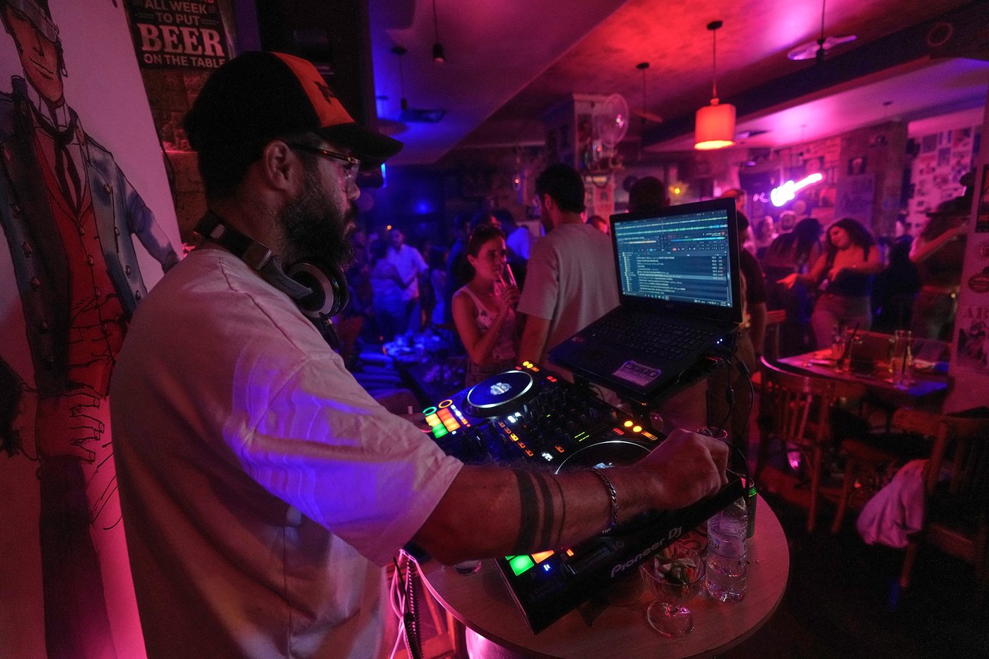Photos show Syrians enjoying a night out in Damascus despite some crackdowns | iNFOnews.ca