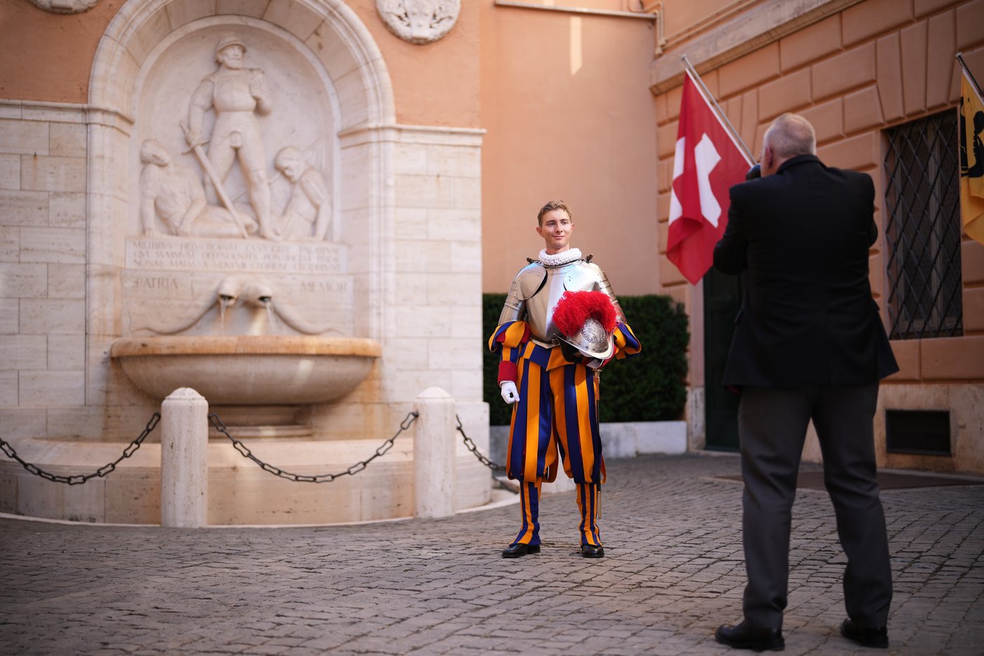 A look at Swiss Guards preparing for a swearing-in ceremony attended by the Pope, in photos | iNFOnews.ca