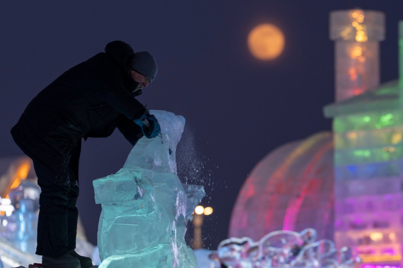 Harbin ice festival draws sculptors and spectators to northern China, in photos | iNFOnews.ca