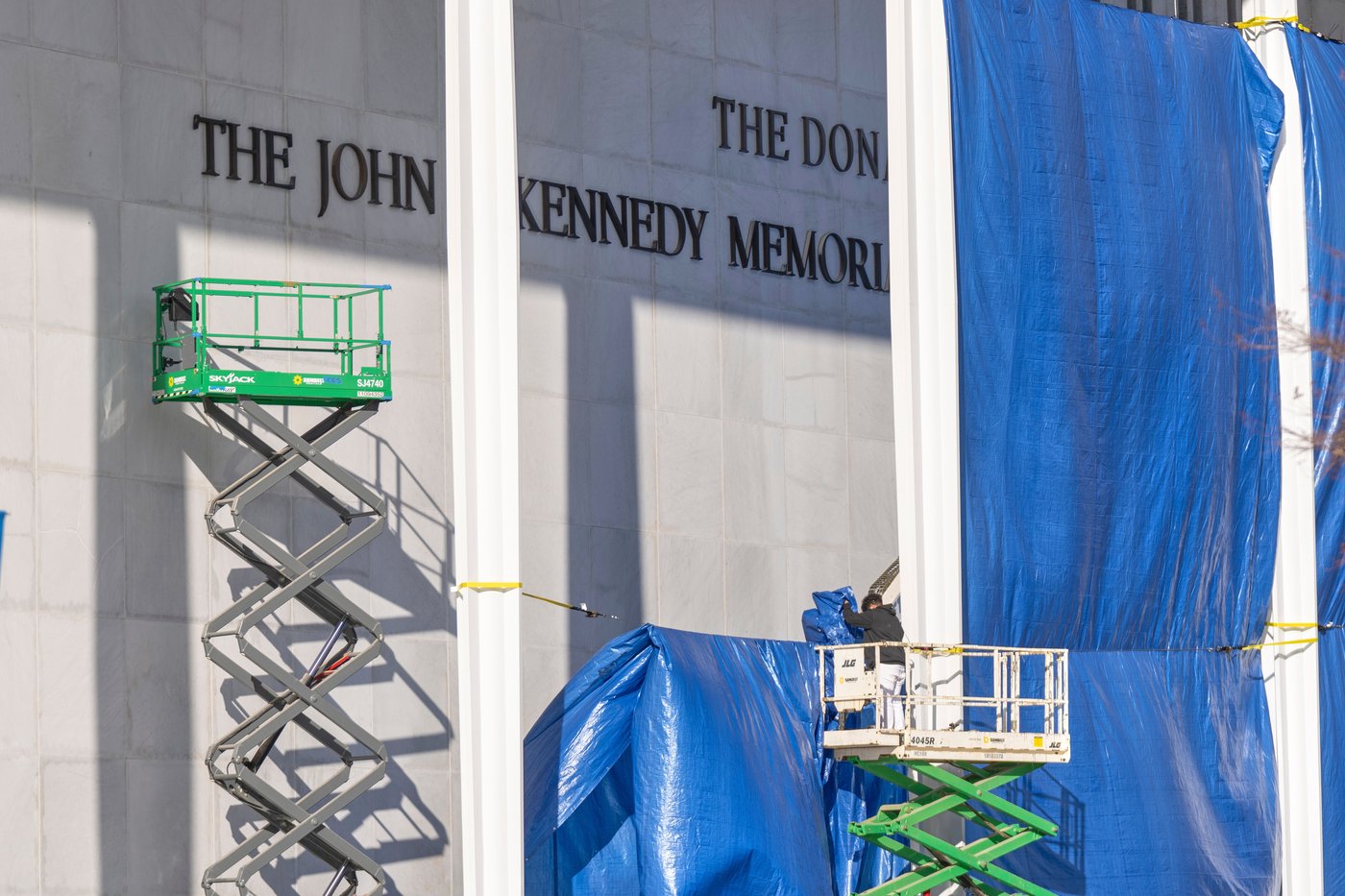 Photos of Trump's name being added to the Kennedy Center | iNFOnews.ca