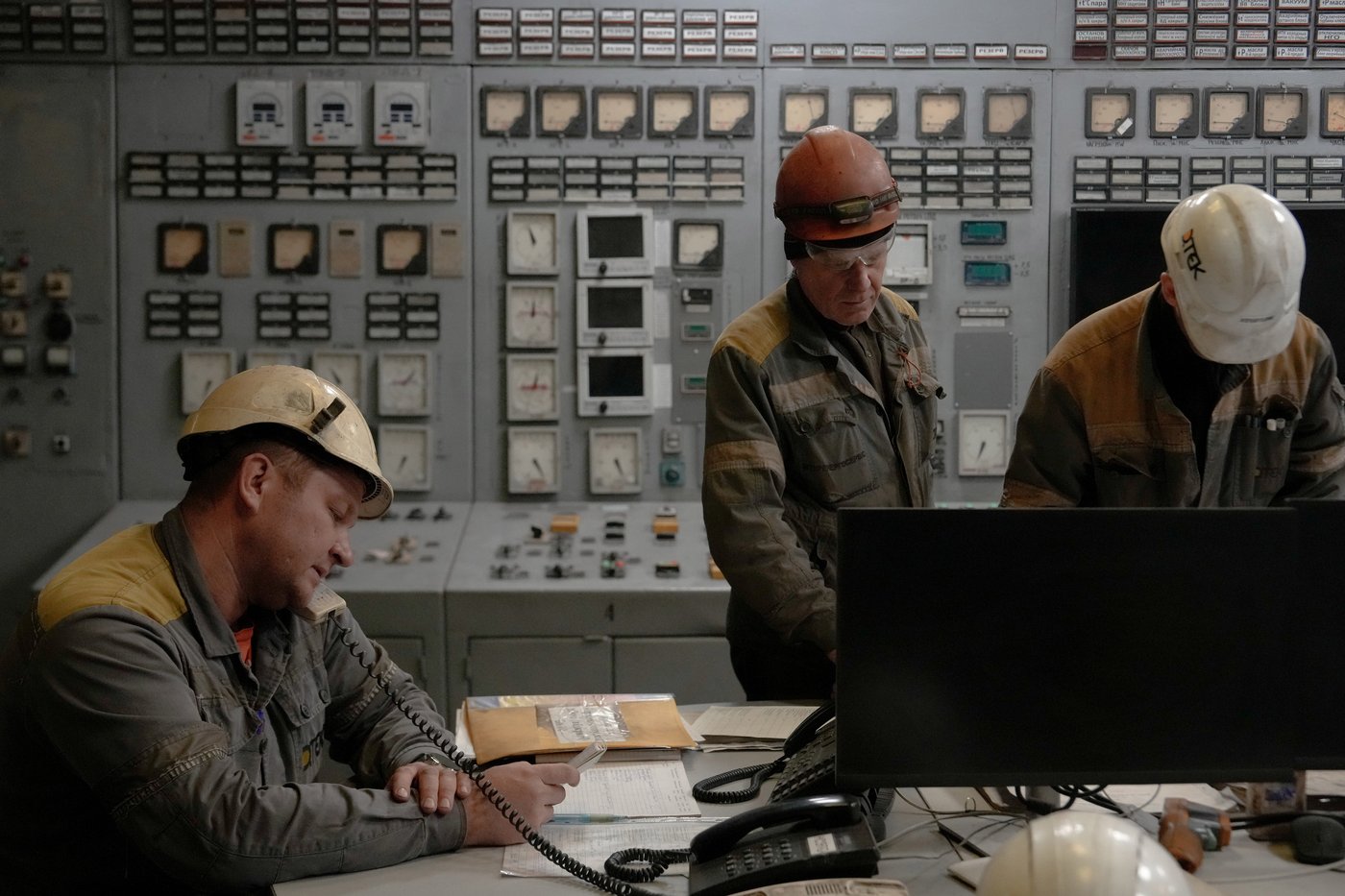 PHOTO ESSAY: Energy workers risk their lives to keep Ukraine's lights on as Russia attacks | iNFOnews.ca