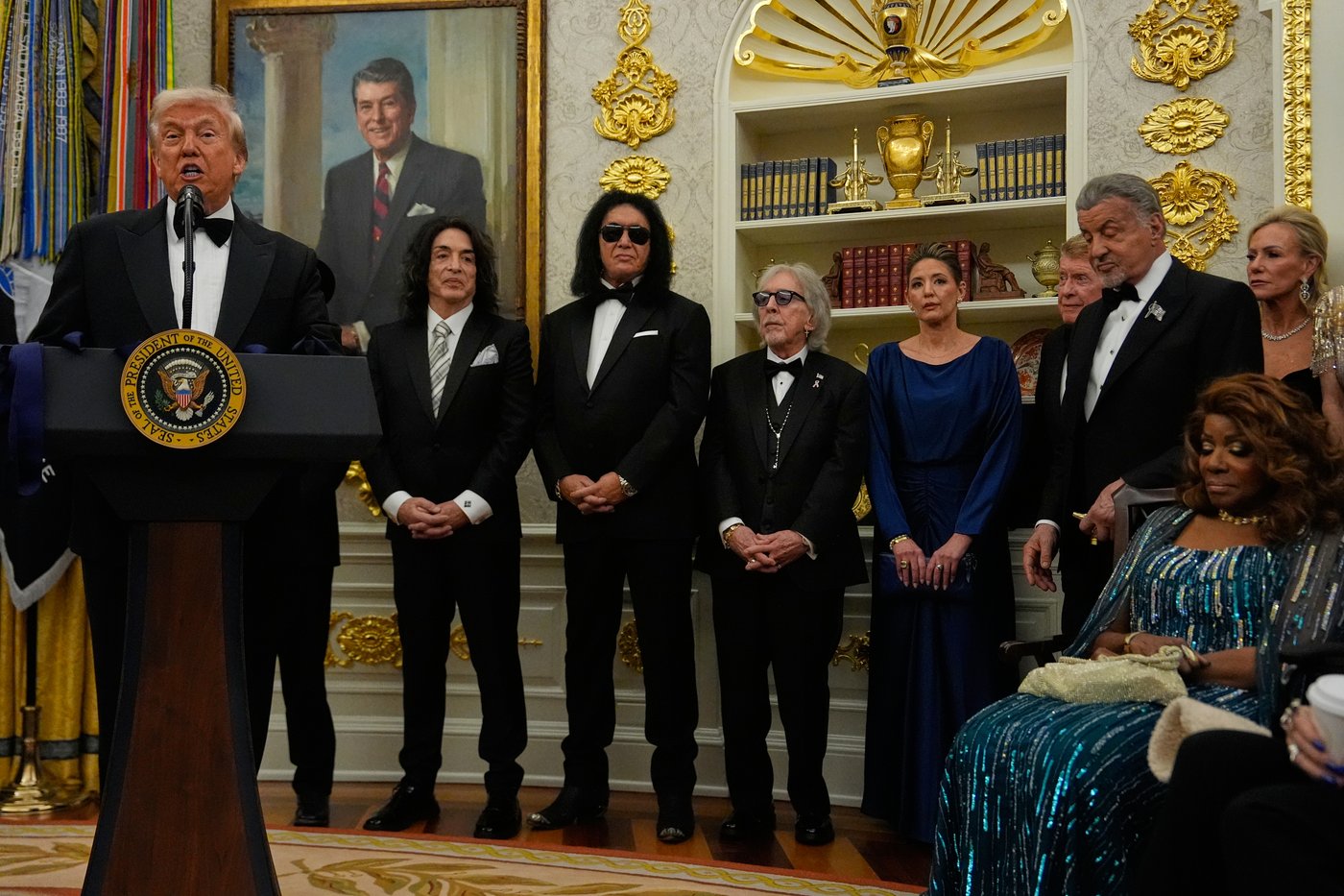 Trump awards medals to the Kennedy Center honorees in an Oval Office ceremony | iNFOnews.ca Trump awards medals to the Kennedy Center honorees in an Oval Office ceremony | iNFOnews.ca