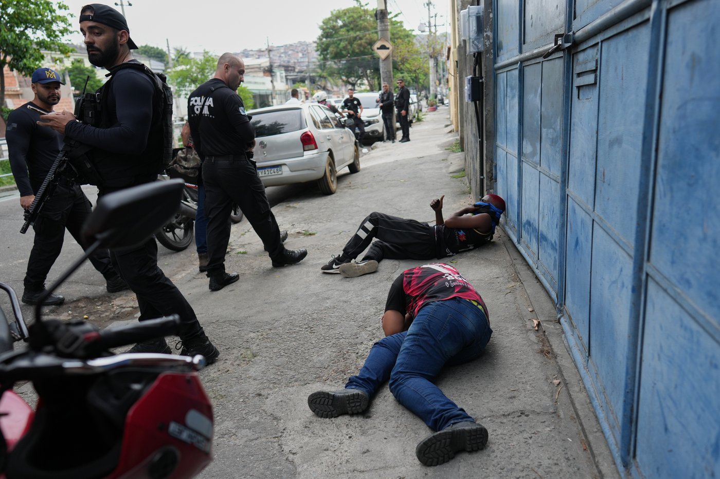 Photos show massive police raid in Rio's favelas leaving dozens dead in clashes with drug gangs | iNFOnews.ca