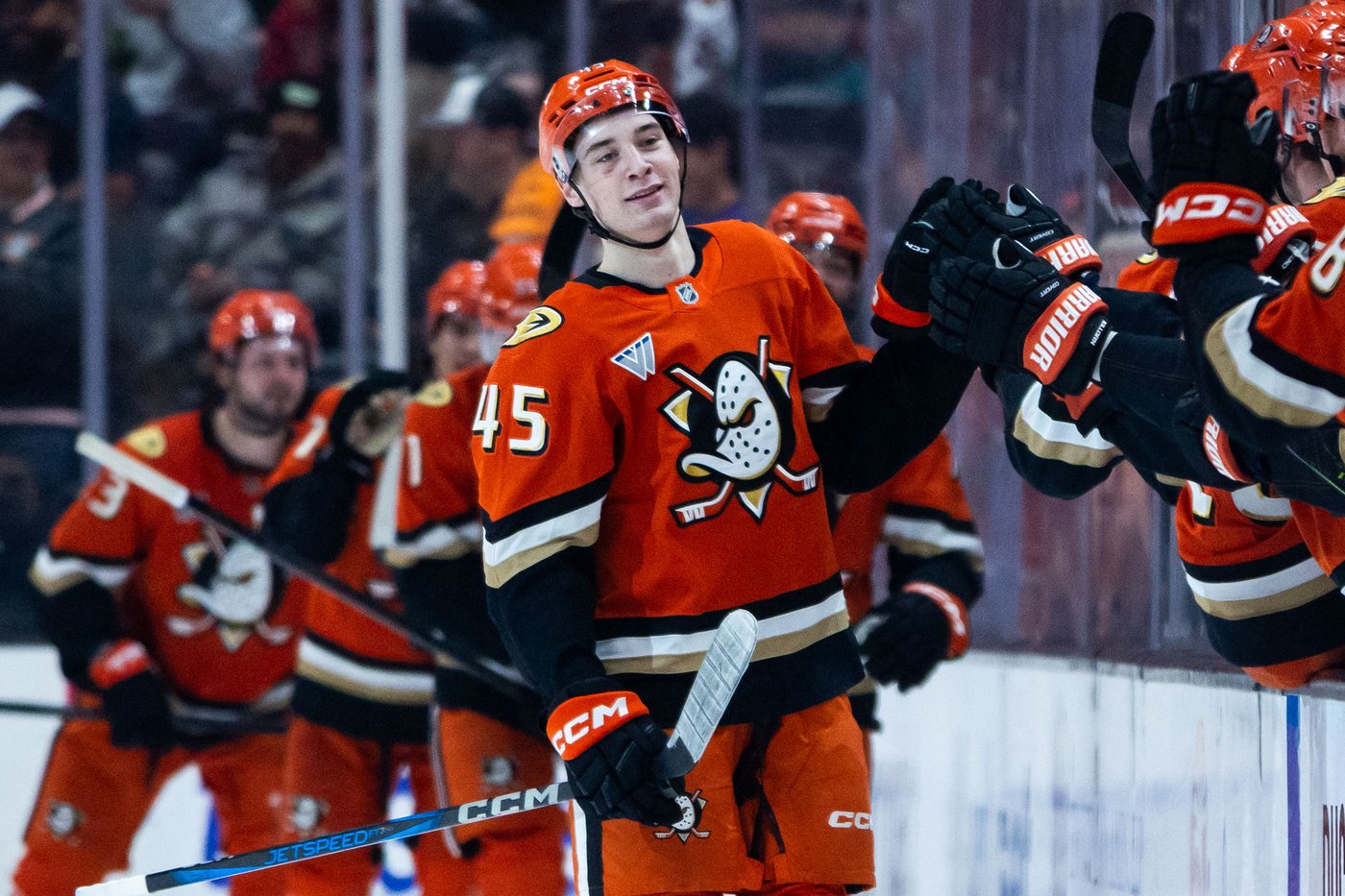 Leo Carlsson, rookie Beckett Sennecke lead first-place Ducks' 7-1 rout of road-weary Blackhawks | iNFOnews.ca Leo Carlsson, rookie Beckett Sennecke lead first-place Ducks' 7-1 rout of road-weary Blackhawks | iNFOnews.ca