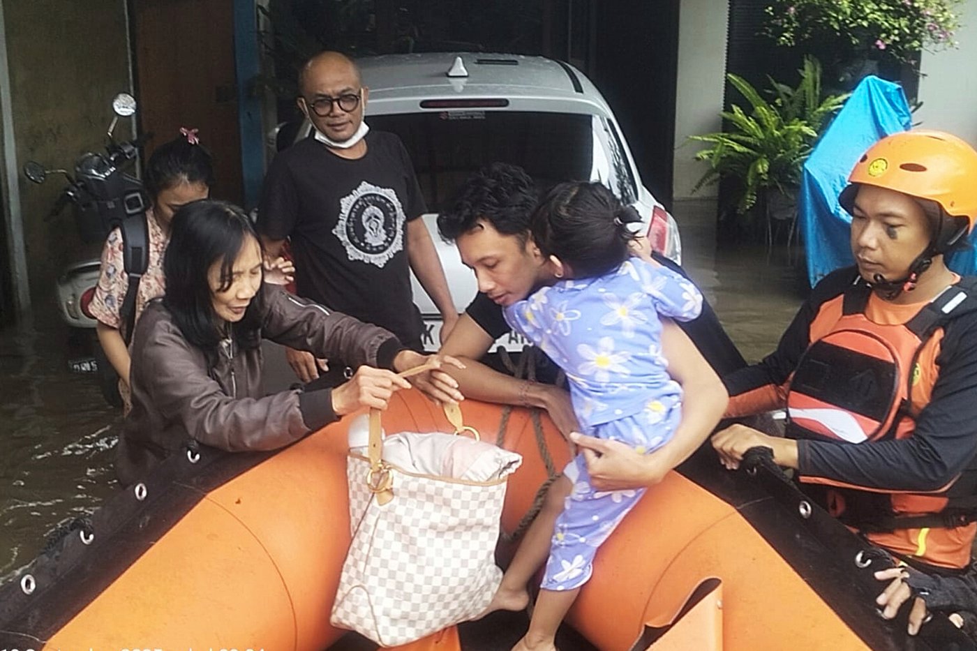 Flash floods in Indonesia leave at least 15 dead and 10 missing | iNFOnews.ca