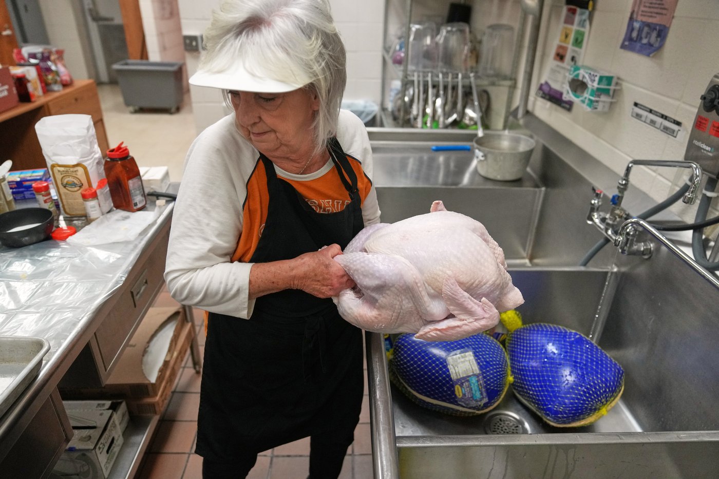 A cafeteria worker prepares a Thanksgiving meal to feed hundreds | iNFOnews.ca