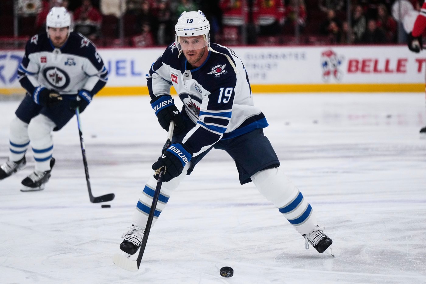 Jonathan Toews gets standing ovation in return to Chicago with Winnipeg Jets | iNFOnews.ca