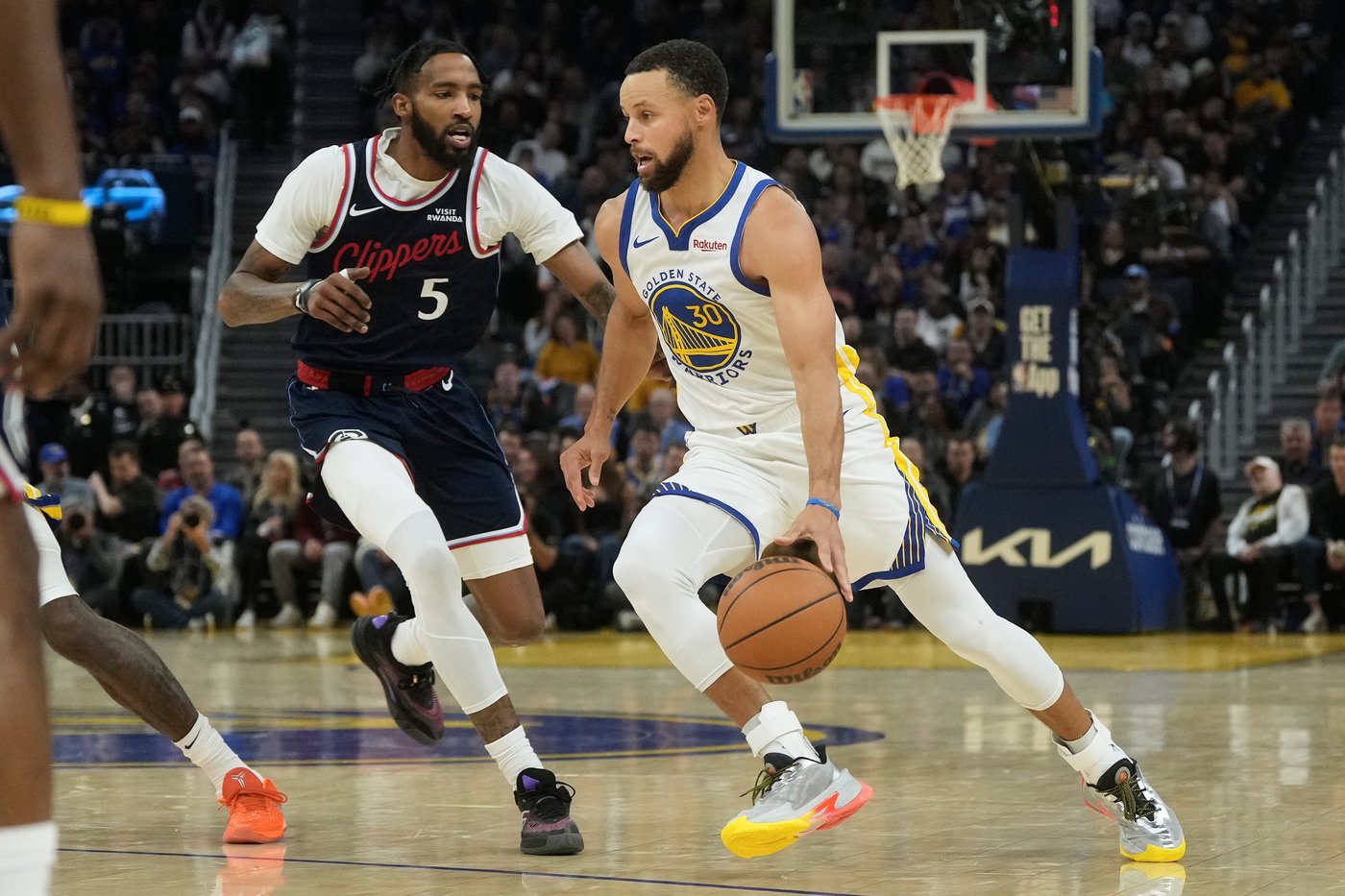 Butler, Curry provide 1-2 punch as Warriors beat Clippers 98-79 to stay unbeaten at home | iNFOnews.ca Butler, Curry provide 1-2 punch as Warriors beat Clippers 98-79 to stay unbeaten at home | iNFOnews.ca