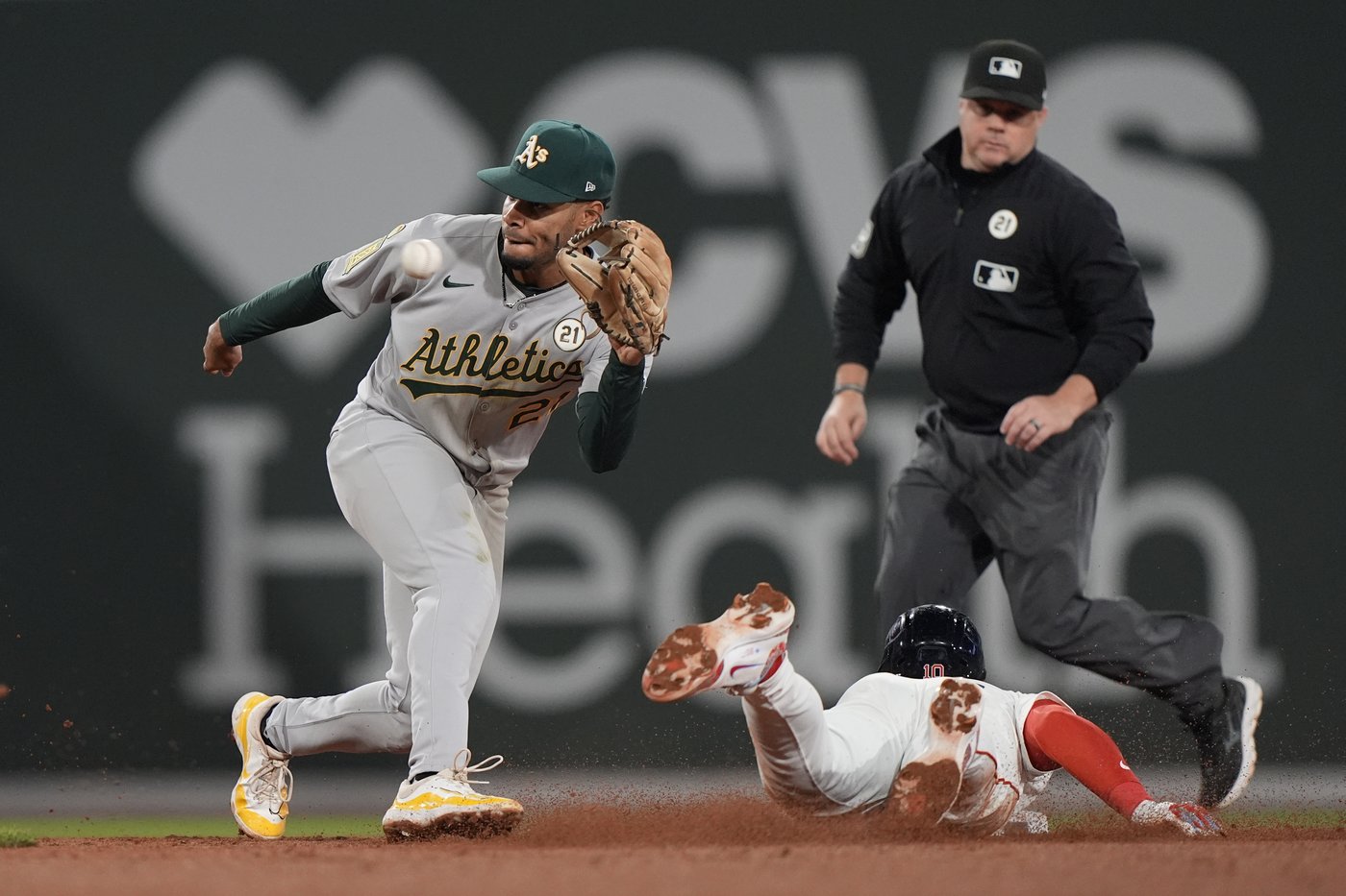 Harris RBI single lifts Athletics over Red Sox 2-1 as Boston loses ground in AL wild-card race | iNFOnews.ca
