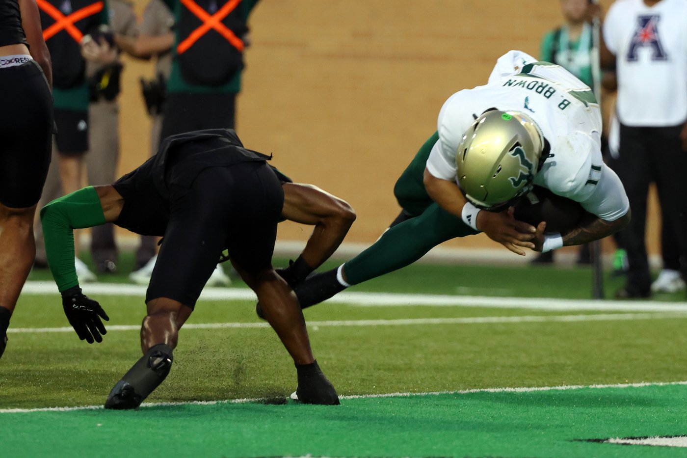 No. 24 South Florida scores 4 TDs in a 3 1/2-minute span and hands North Texas its 1st loss | iNFOnews.ca No. 24 South Florida scores 4 TDs in a 3 1/2-minute span and hands North Texas its 1st loss | iNFOnews.ca