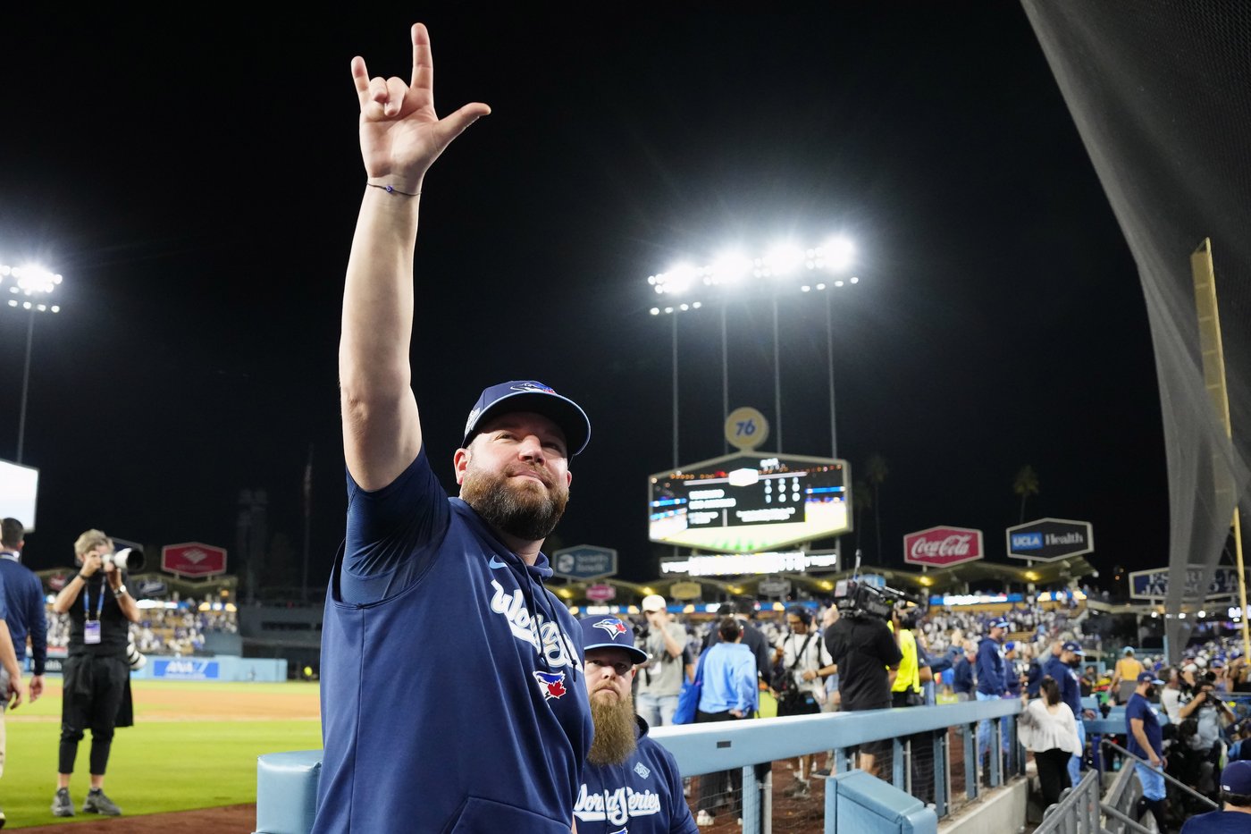 Photo Gallery: Blue Jays top Dodgers 6-1 to take 3-2 series lead | iNFOnews.ca