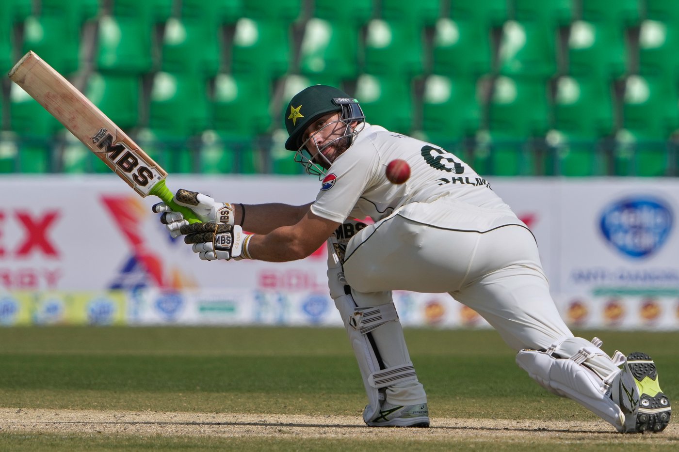 South Africa spinner Muthusamy's 6 wickets help dismiss Pakistan for 378 in 1st test | iNFOnews.ca