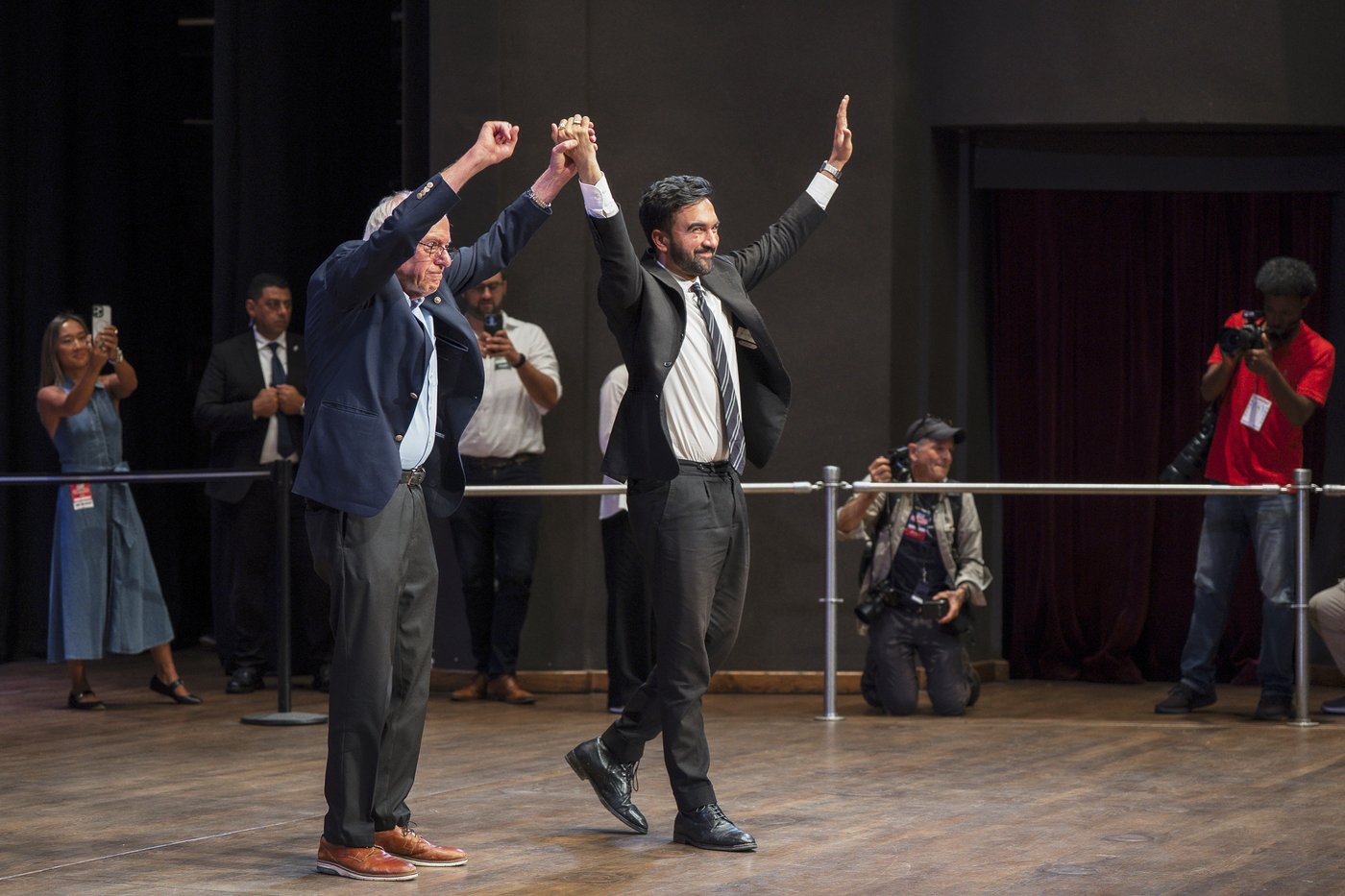 Sanders and Mamdani energize supporters at town hall as NYC mayor's race enters final stretch | iNFOnews.ca Sanders and Mamdani energize supporters at town hall as NYC mayor's race enters final stretch | iNFOnews.ca