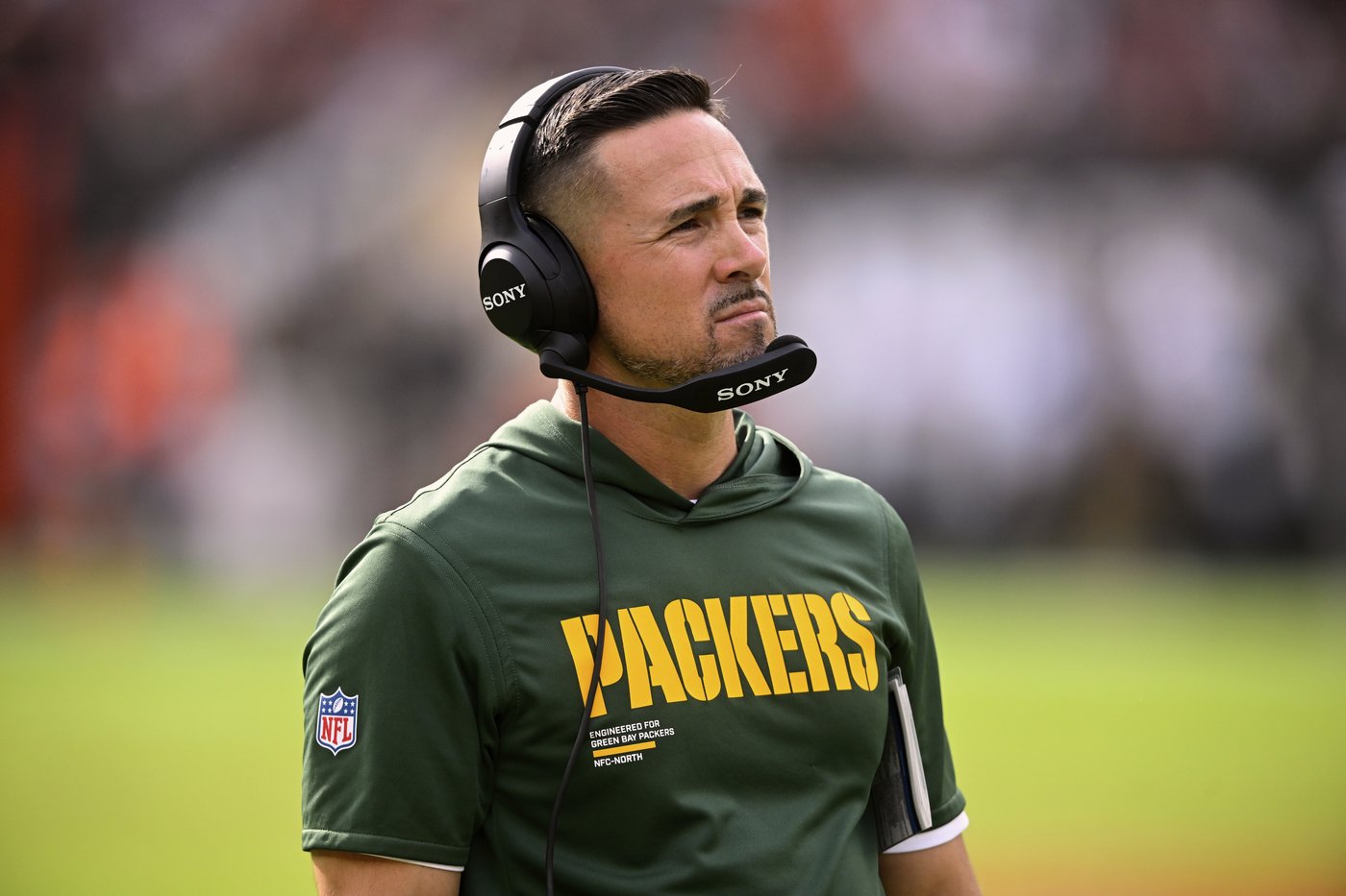 Amid the chaos during NFL games, coaches aim to maintain calm inside the headset | iNFOnews.ca