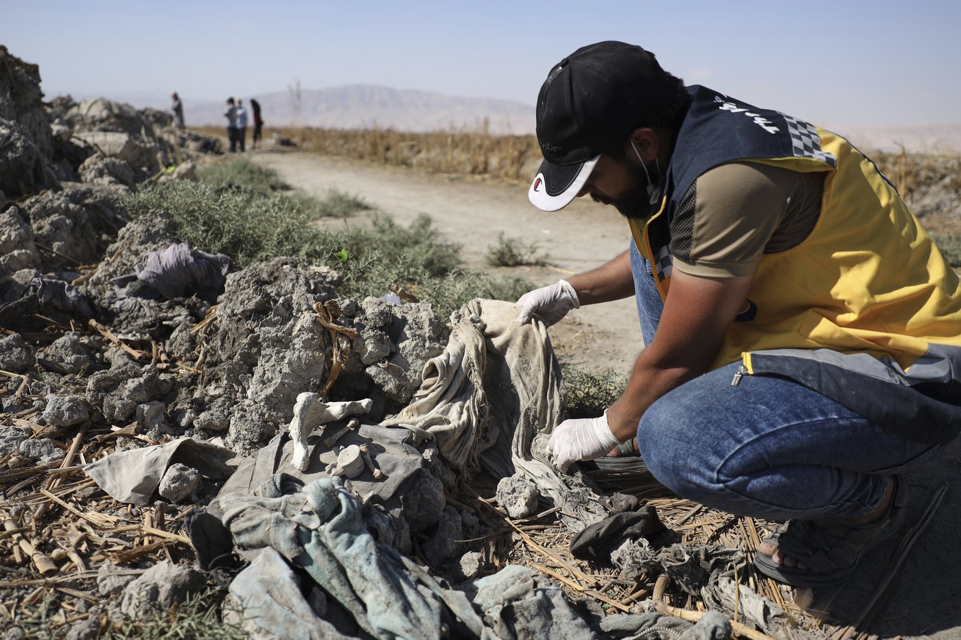 At a mass grave on the outskirts of Damascus, some families learn the fate of missing loved ones | iNFOnews.ca At a mass grave on the outskirts of Damascus, some families learn the fate of missing loved ones | iNFOnews.ca