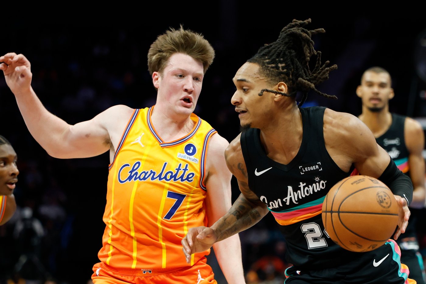 Brandon Miller scores 26 as surging Hornets beat Spurs 111-106 to push win streak to 6 games | iNFOnews.ca