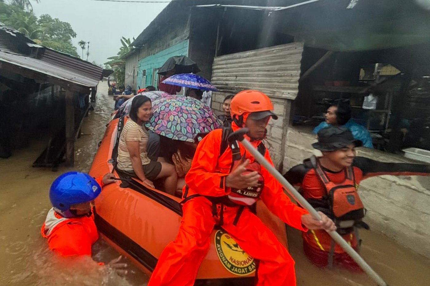Indonesia intensifies search for victims after floods and landslides kill 69 people | iNFOnews.ca