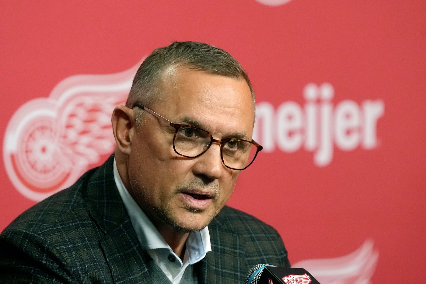 Rebuilding NHL teams prioritize developing top prospects amid NHL's rising salary cap | iNFOnews.ca