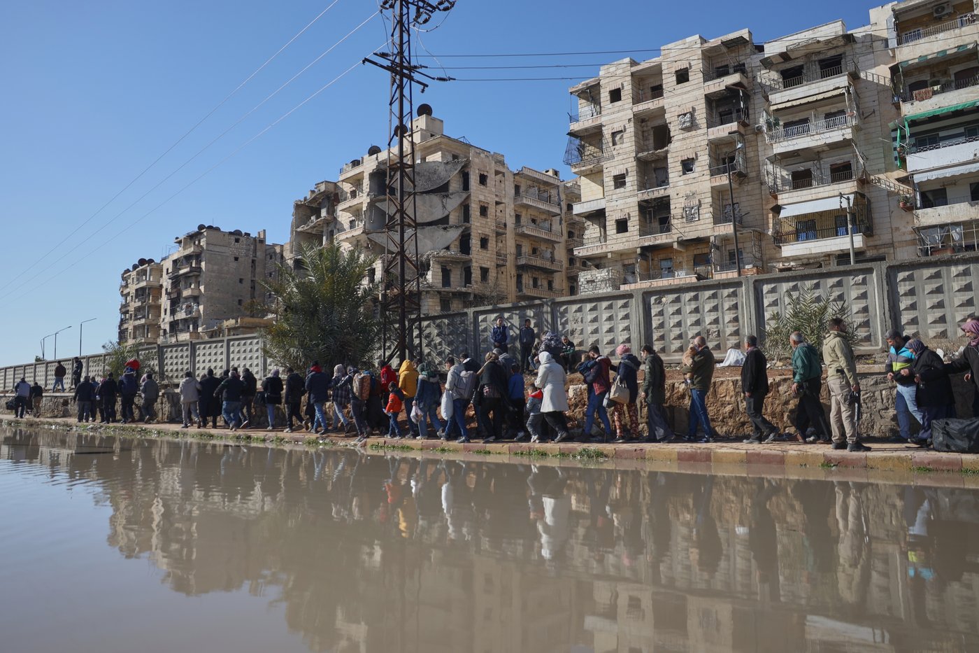 Photos of Syrians fleeing violence in Aleppo as shelling leaves heavy damage | iNFOnews.ca
