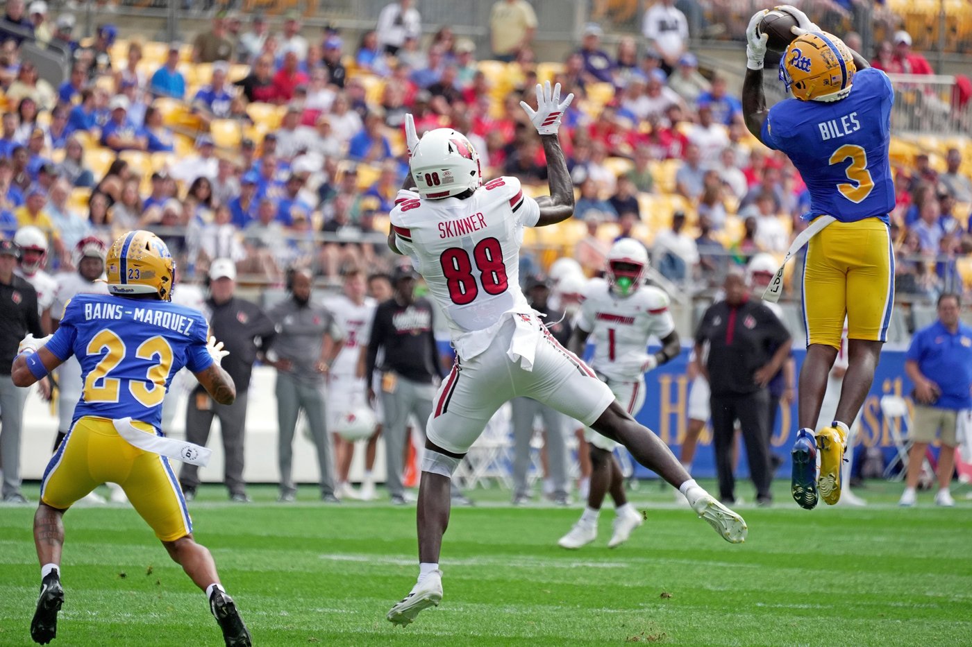 Miller Moss throws 3 TDs as Louisville rallies past Pitt 34-27 | iNFOnews.ca