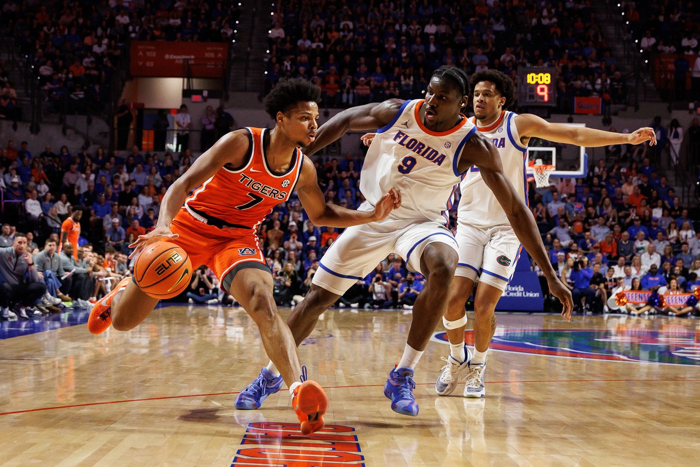 Hall has 24 points as Auburn beats No. 16 Florida 76-67 for first win in Gainesville since 1996 | iNFOnews.ca
