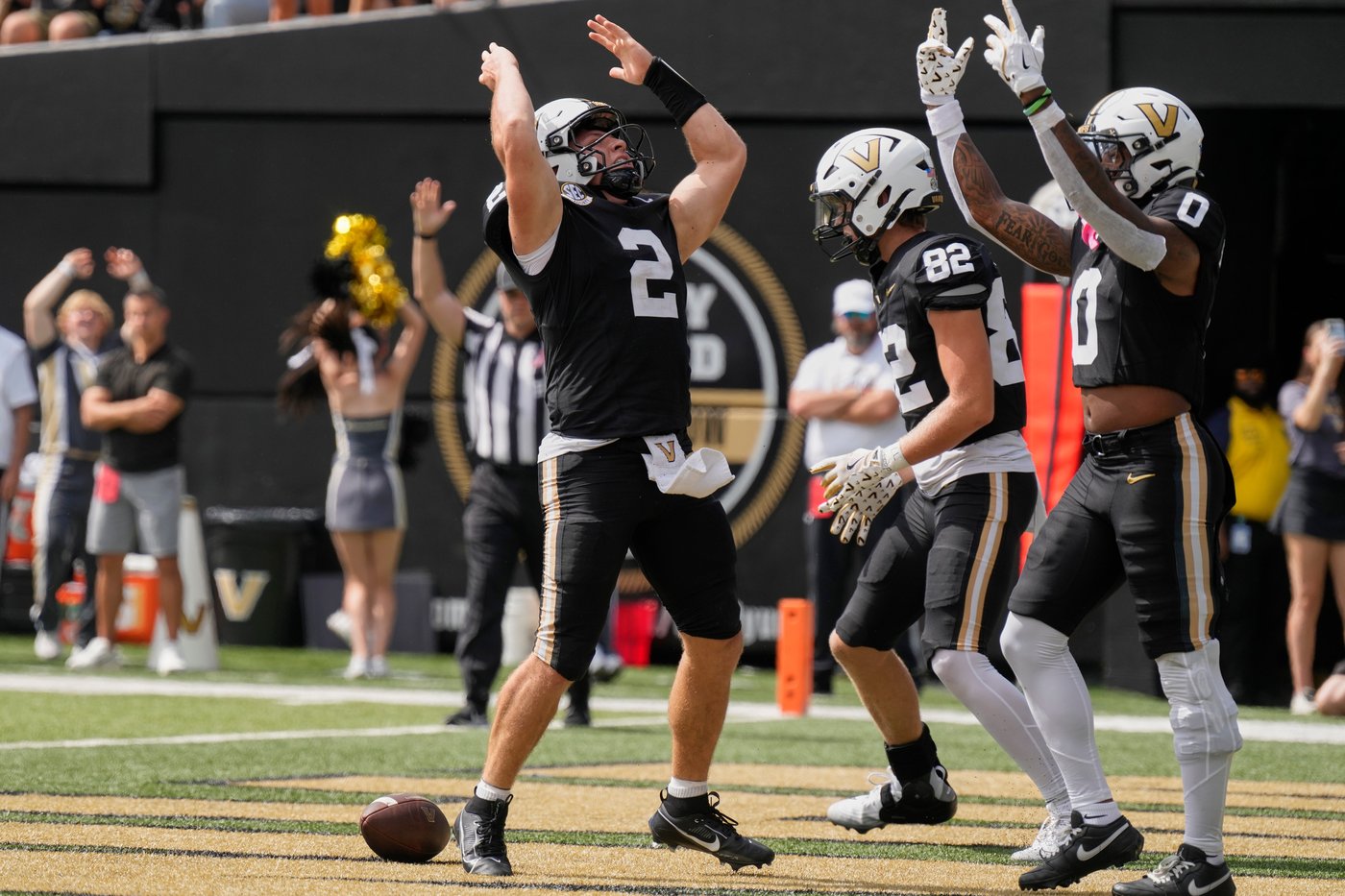 Pavia throws 5 TD passes, runs for a score to lead No. 18 Vanderbilt over Utah State 55-35 | iNFOnews.ca