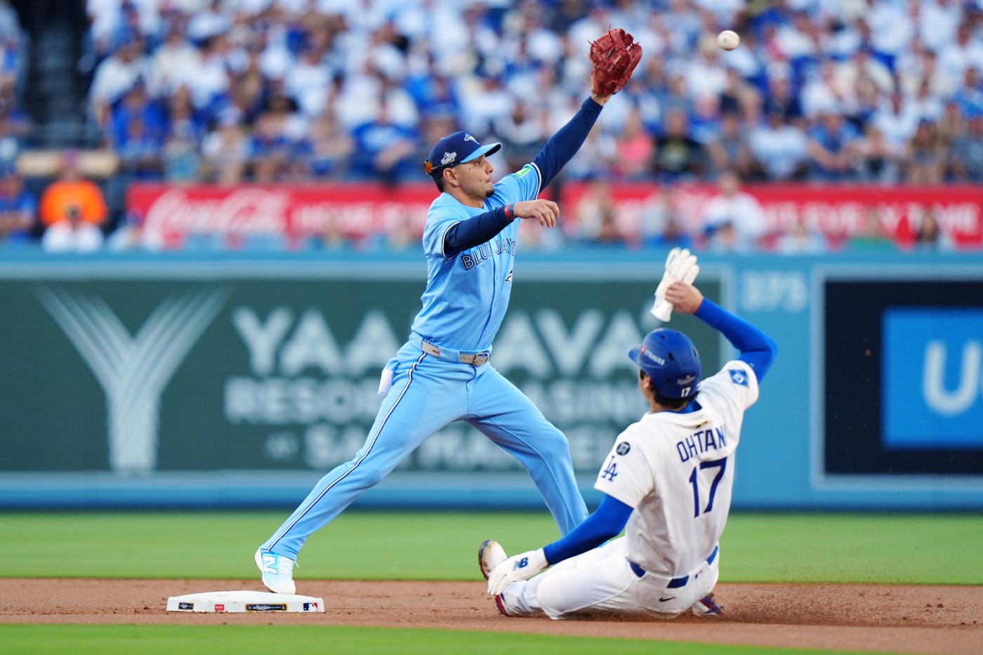 Photo Gallery: Blue Jays beat Dodgers 6-2 in Game 4 to tie Series | iNFOnews.ca