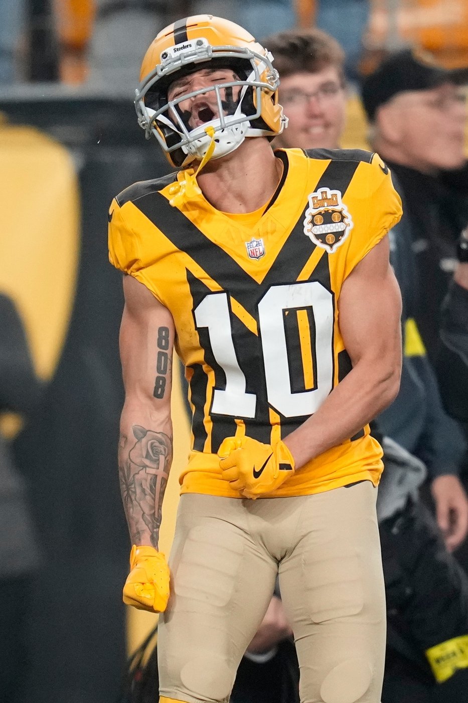 Yes, those really are the Steelers out there against the Packers. Even if it doesn't look like it | iNFOnews.ca Yes, those really are the Steelers out there against the Packers. Even if it doesn't look like it | iNFOnews.ca