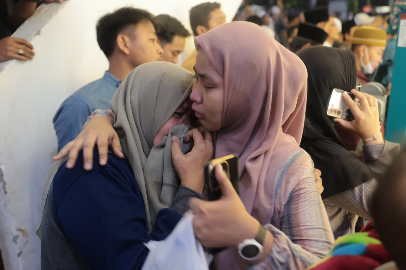 Rescuers run oxygen to survivors in Indonesia school building collapse that buried dozens | iNFOnews.ca Rescuers run oxygen to survivors in Indonesia school building collapse that buried dozens | iNFOnews.ca