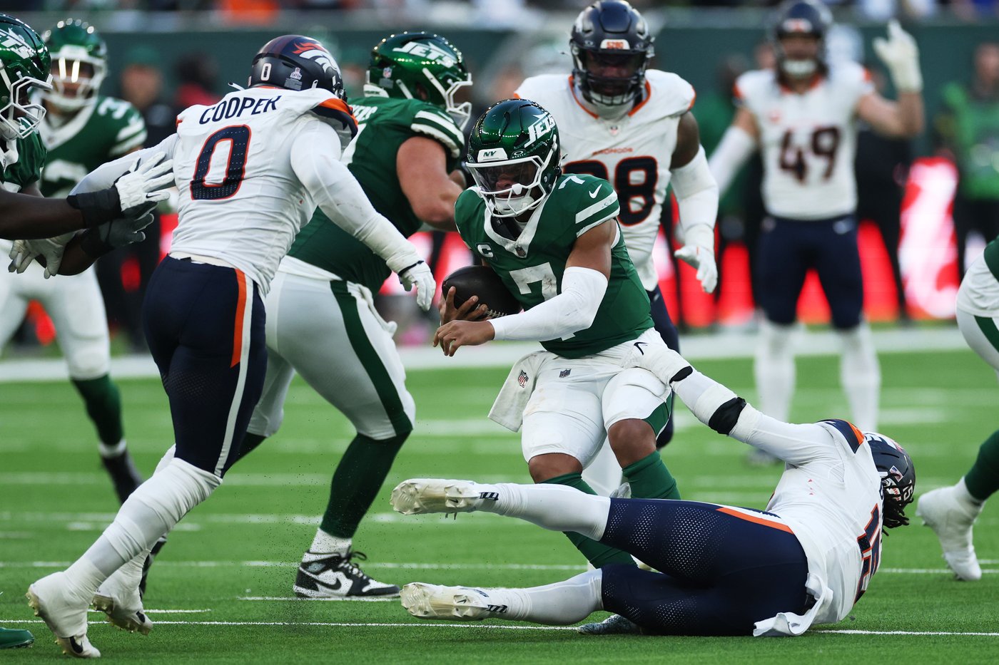 Broncos' defense saves the day by sacking Justin Fields nine times in gritty win over Jets | iNFOnews.ca Broncos' defense saves the day by sacking Justin Fields nine times in gritty win over Jets | iNFOnews.ca