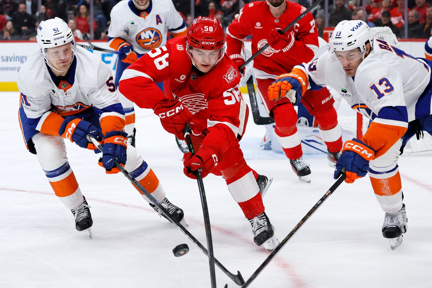 DeBrincat scores twice in 3rd period to help Red Wings beat Islanders 3-2 | iNFOnews.ca