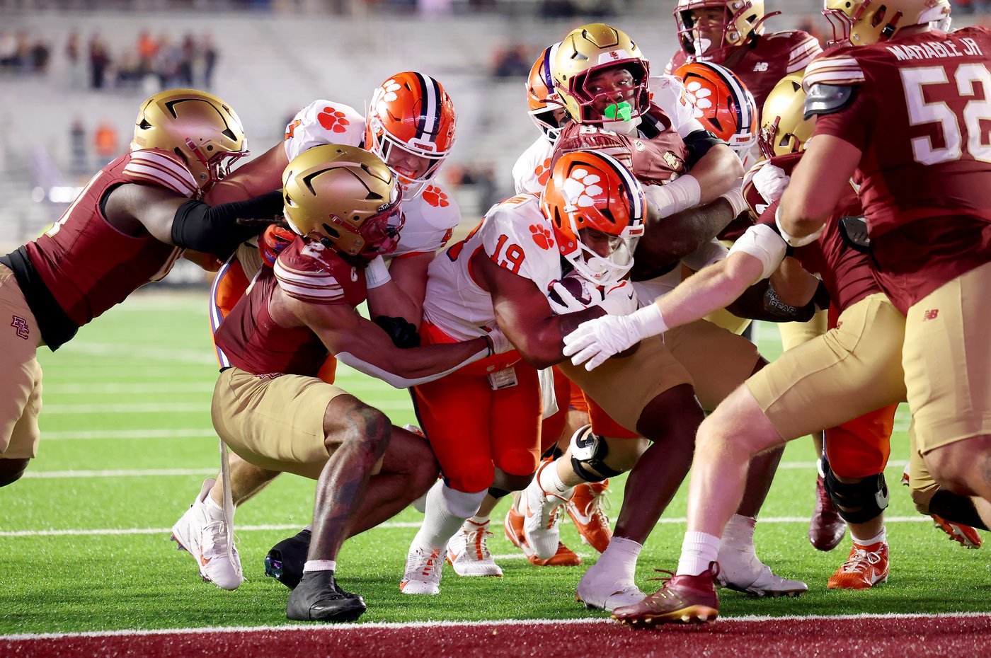 Cade Klubnik throws for a TD and runs for one before injury in Clemson's 41-10 victory over BC | iNFOnews.ca